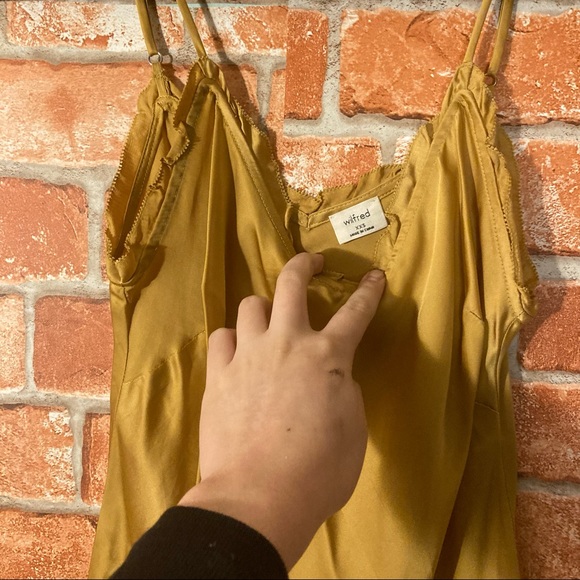 Aritzia silky tank top - Picture 3 of 3